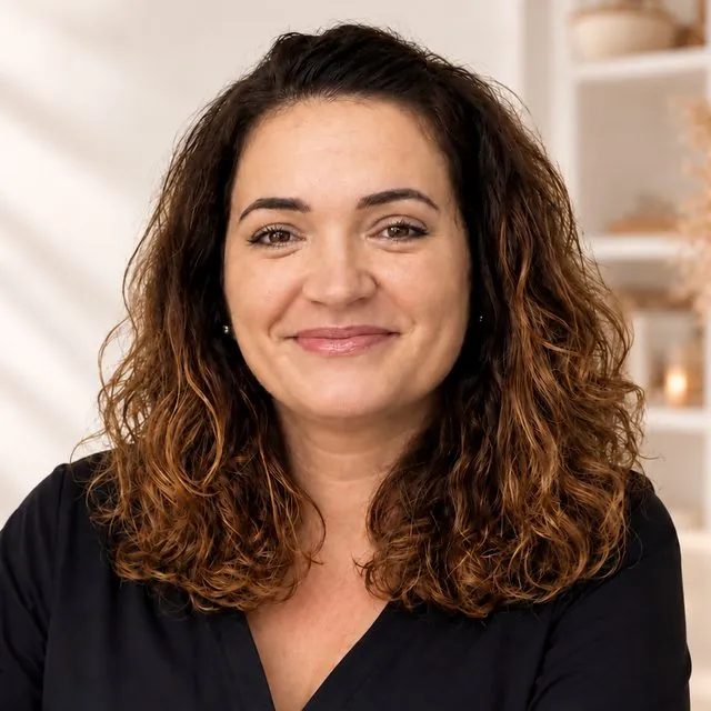 Lucie, consultante en gestion financière spécialisée dans les instituts de beauté et spas, accompagnement personnalisé